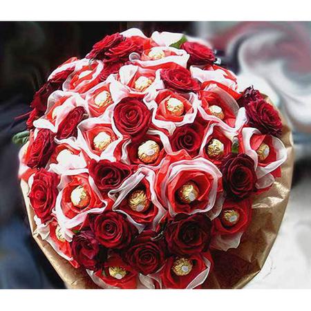 Букет с конфетами «Ферреро» и красными розами