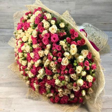 Букет из 101 белой и розовой кустовой розы 50 см