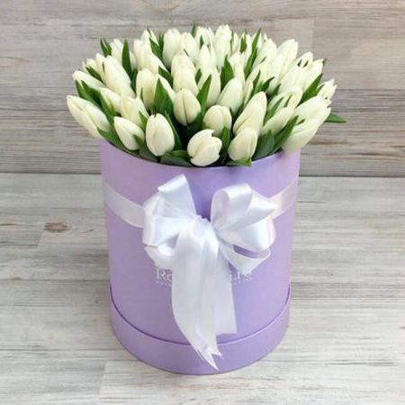 Шляпная коробка из 51 белого тюльпана