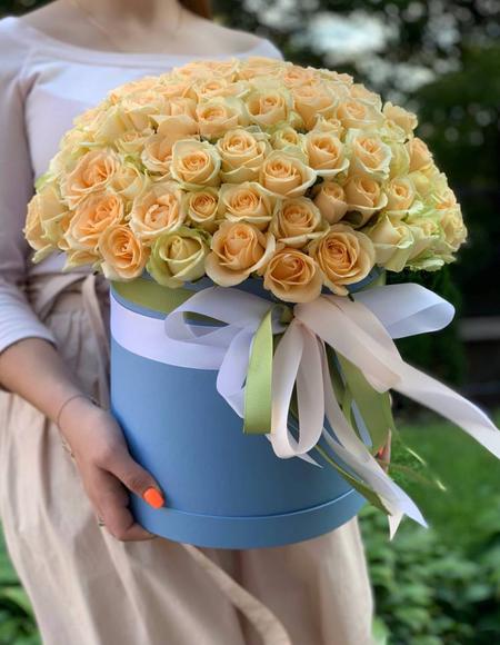 Шляпная коробка из 101 персиковой розы
