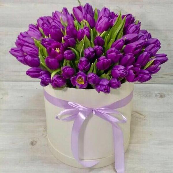 Букет "101 фиолетовый тюльпан в белой коробке"